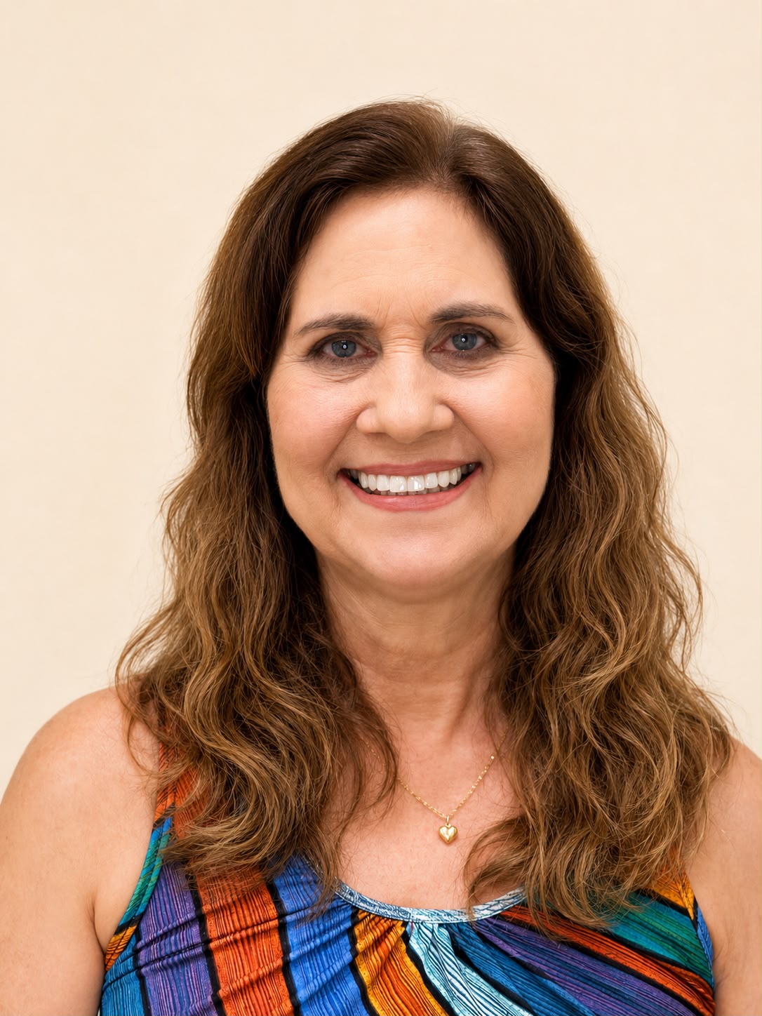 Paciente sorrindo após tratamento estético dental