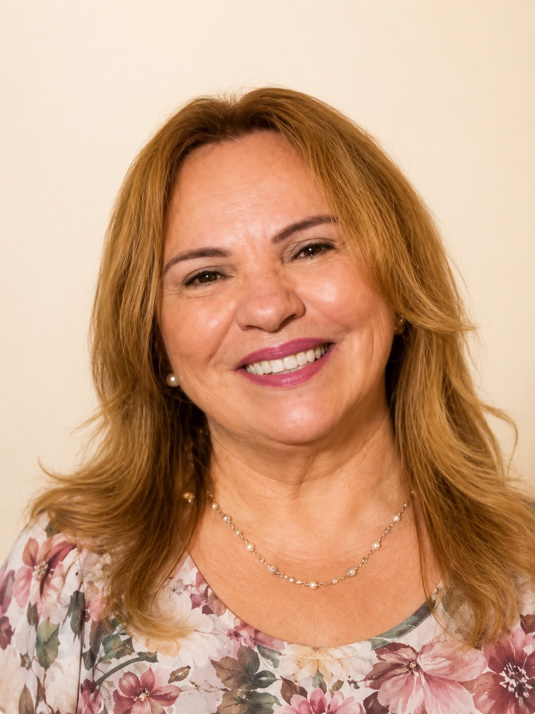 Paciente sorrindo após reabilitação do sorriso