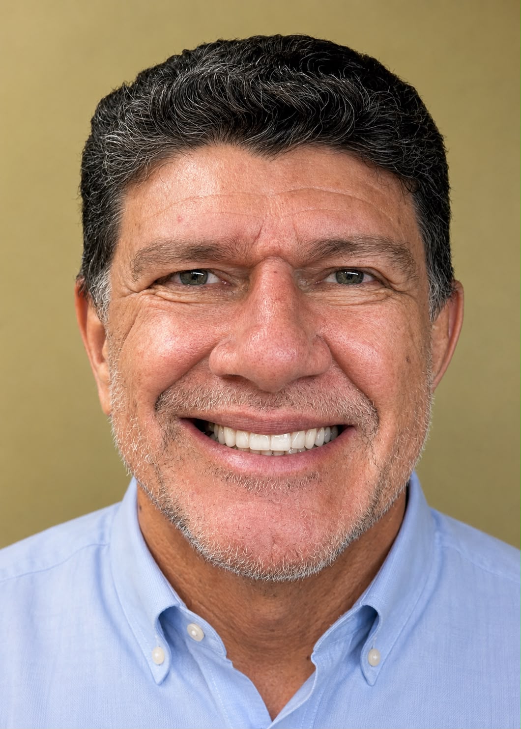 Paciente sorrindo após reabilitação oral